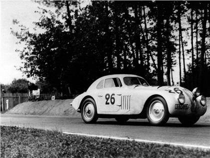 BMW 328 Touring Coupe (1939 г.) Загруженная заводская команда передала часть работ итальянскому ателье Carrozzeria Touring: на изготовленное в Мюнхене шасси с каркасом из тонких трубок в Милане навешивались алюминиевые панели кузова. Гонка Берлин—Рим снова была перенесена, и BMW 328 Touring Coupe дебютировал на 24 часах Ле-Мана в 1939 году, победив в своем классе