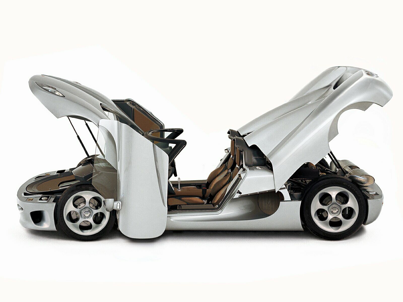 А здесь Koenigsegg демонстрирует свое главное преимущество перед остальными суперкарами — полную свободу в настройках большинства узлов: жесткости и высоты подвески, клиренса и распределения тормозной силы