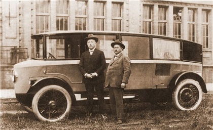 Rumpler Tropfenwagen Long, 1924 – Конструктор Эдмунд Румплер (слева) возле семиместного варианта Tropfenwagen