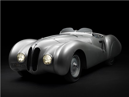 BMW 328 Mille Miglia Bugelfalten-Roadster (1939—1940 гг.) В гонке Mille Miglia 1940 года пилоты NSKK стартовали на трех гоночных родстерах BMW 328. Машина с полностью алюминиевым кузовом и стартовым номером 71 была построена в 1939 году в Мюнхене и отличалась от других «тысячемильных» BMW акцентированными ребрами вдоль передних и задних крыльев, за что и получила имя Bugelfalten («стрелки на брюках»). Родстер разгонялся до 200 км/ч и к финишу той гонки пришел шестым