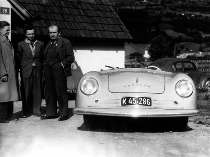 Первенец фирмы Porsche и его создатели (слева направо) - Эрвин Коменда, Ферри Порше и Фердинанд Порше