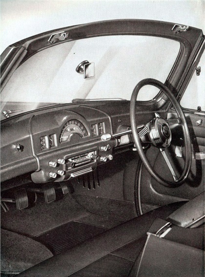 Triumph TRX, 1950 - Interior - Grouped instruments and inbuilt radio in the facia