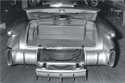 Oldsmobile F-88, 1954 - Spare tire compartment