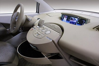 Приметы нынешних моделей «Nissan»: видеокамеры заднего обзора, симметричная панель приборов