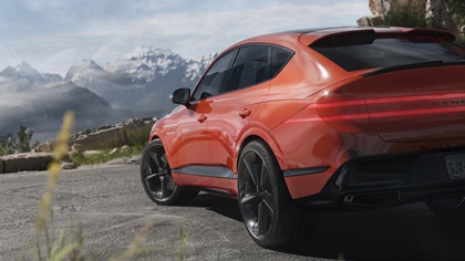 GV80 Coupe Concept's long hood and generous dash-to-axle proportions are further emphasized by the anti-wedge parabolic line. The muscular blisters and fenders contrast the vehicle's elegant coupe silhouette.