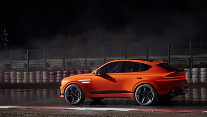 Inspired by high-performance sports cars, the coupe roofline and parabolic line create a dynamic and slick side profile.