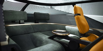 The design of this concept car and its horizontal lines reinterpret the famous structure of the Venetian sunshades in a modern tone, reminiscent of the concept of home feeling and the warm atmospheres of Italian residences. 
