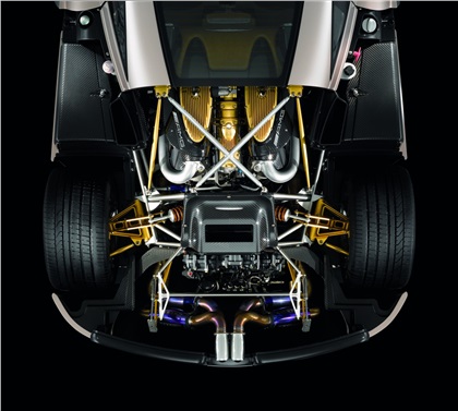 1000 Нм крутящего момента 700-сильного V12 AMG с двумя турбонагнетателями через 7-ступенчатый «робот» поступают на задние колеса.