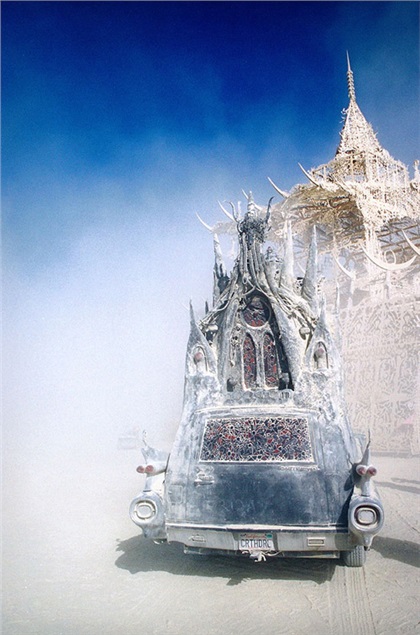 Carthedral by Rebecca Caldwell (2000): Готический собор на колесах