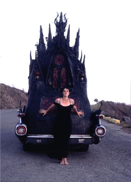 Carthedral by Rebecca Caldwell (2000): Готический собор на колесах