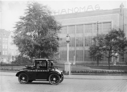 A midget Hanomag Kommissbrot car outside the manufacturer's headquarters, 1935 - Photo: Hulton Archive/Getty Images