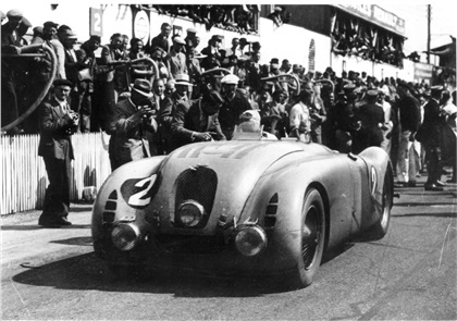 Bugatti Veyron 'Jean-Pierre Wimille' (2013) - Design inspiration from the Bugatti 57G 'Tank'