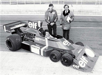Прототип Tyrrell P34, отличавшийся от серийной машины огромным «ухом» воздухозаборника. В кокпите – пилот Патрик Депалье, возле машины Кен Тиррел и Дерек Гарднер (справа).