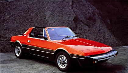 Fiat X1/9 (Bertone), 1982–87 - Фото сделано на фабрике по производству щебня, не доезжая до студии в Каприэ. Там устраивали фотосессии большинству работ ателье.