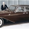 Вирджил Экснер позирует у единственного экземпляра возрожденного Duesenberg, построенного итальянским кузовным ателье Ghia. Абрис колесных арок напоминает изгиб крыльев исторического «Дюзи», аутентична и форма облицовки радиатора (1964)