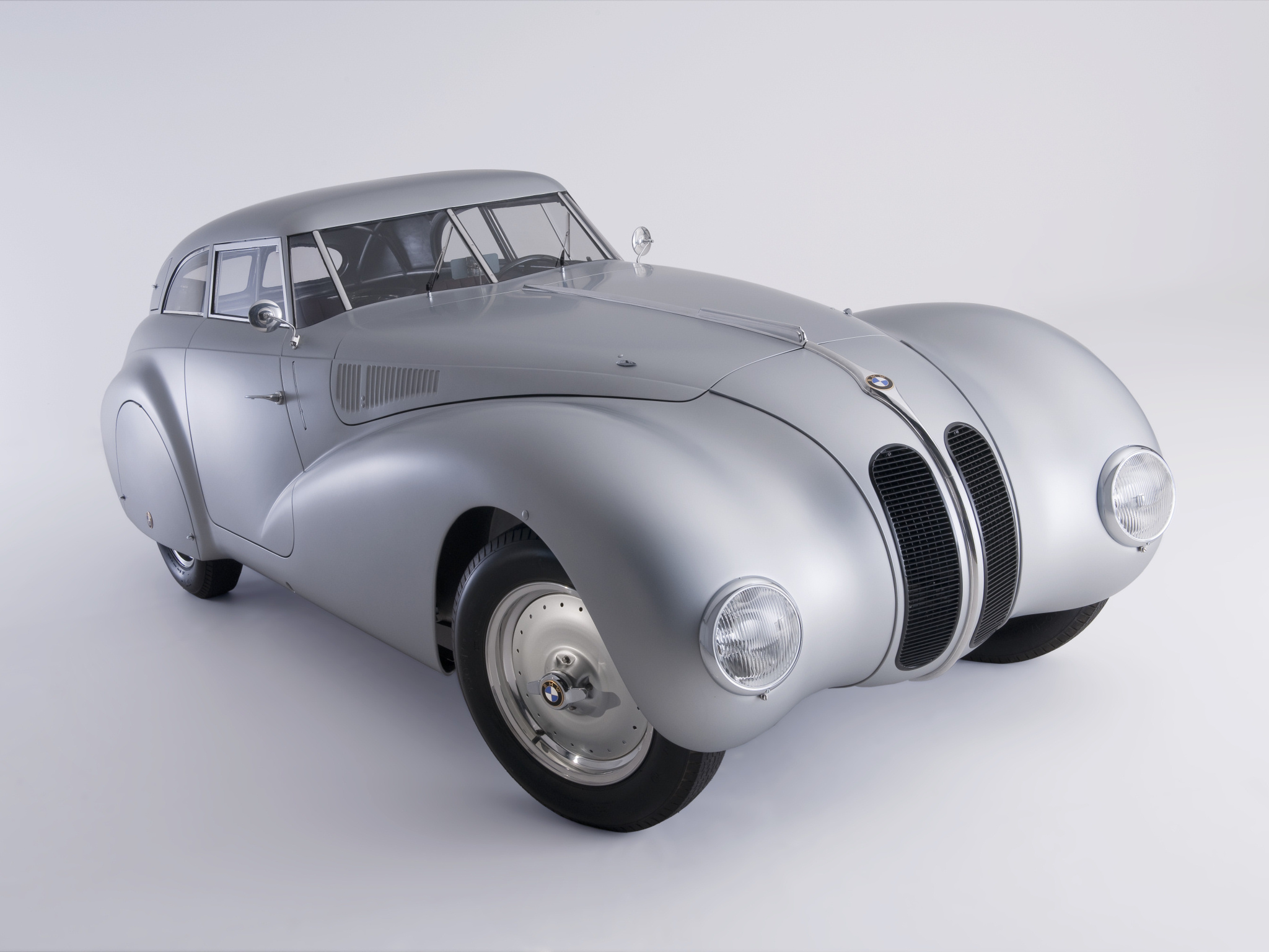 BMW 328 Mille Miglia Kamm Coupe (1939—1940 гг.) После неудачи проекта AM 1007 идею собственного гоночного купе в BMW не забросили. В основу нового автомобиля (AM 1008) было положено прежнее шасси, но с растянутой на 20 см колесной базой. Новый кузов был создан под руководством шеф-дизайнера BMW Вильгельма Мейергубера по «заветам» Вунибальда Камма.