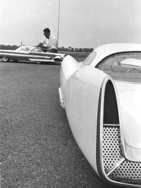 The Mexico, along with its sister model, La Tosca, both often photographed with each other.  Romeyne Hammond (at left) is seen working on the La Tosca.