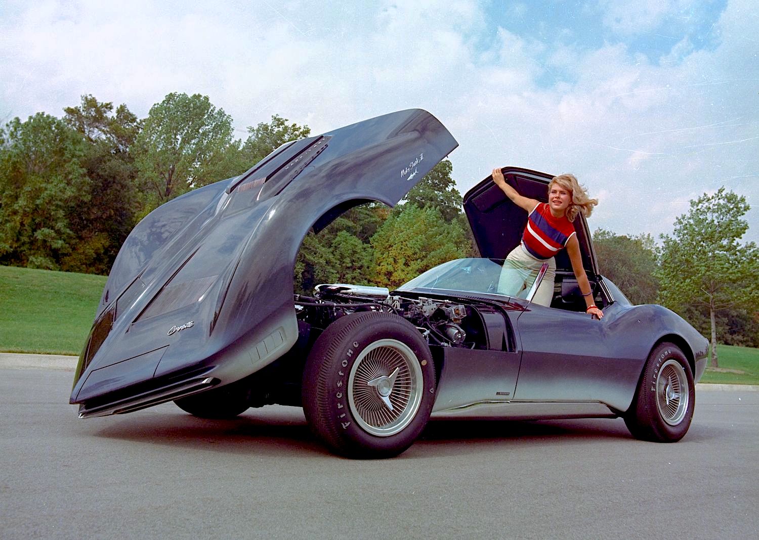 Chevrolet Mako Shark II, 1965 - The Mako Shark II's roof lifted for better access and was removable for pace car duties. This led to removable roof hatches in the 1968-1982 Corvettes.