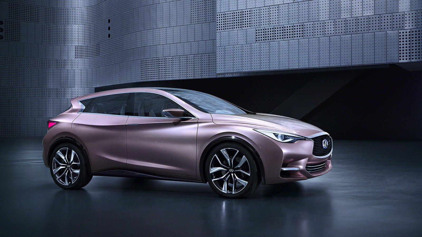 Infiniti Q30, 2013