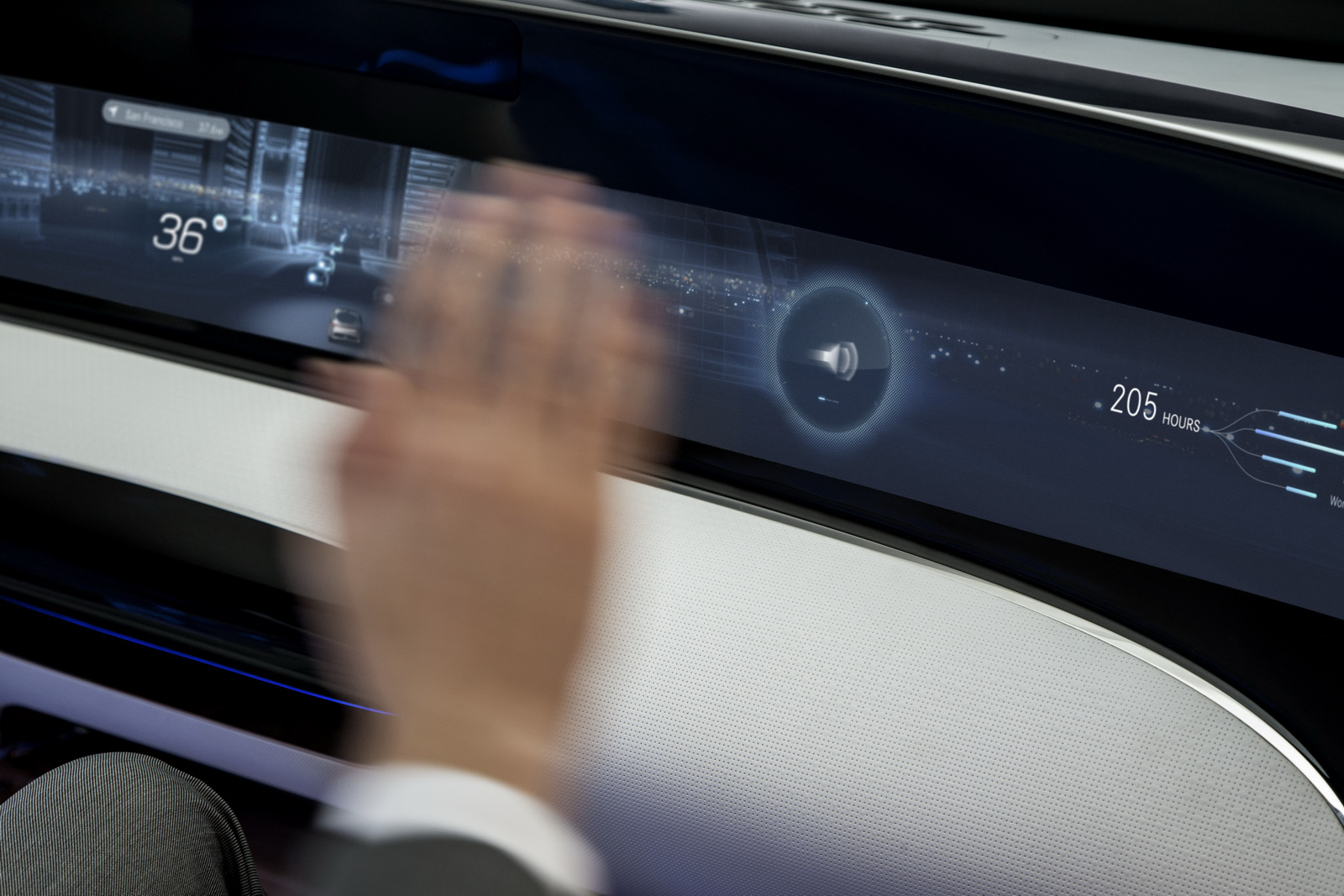 Mercedes-Benz F 015 Luxury in Motion, 2015 - Dashboard touch display