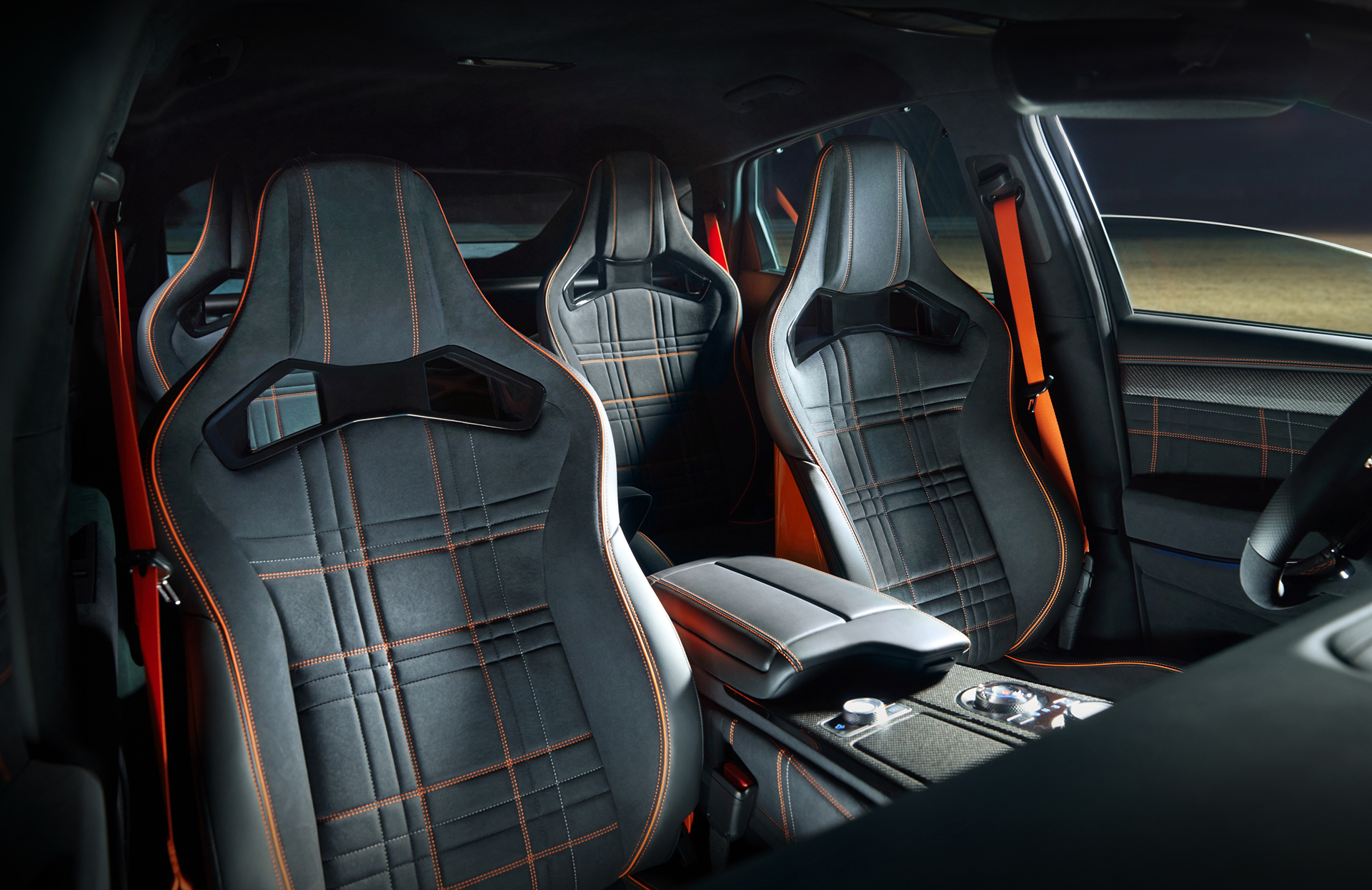 Four bucket seats provide increased body support during cornering, contributing to passenger safety and comfort, while the body-colored carbon fiber back rest further accentuates the GV80 Coupe Concept’s extroverted coupe character.