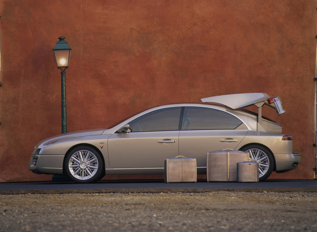 View from the side with special, Lous Vuitton-designed suitcases. A special for the Initiale.