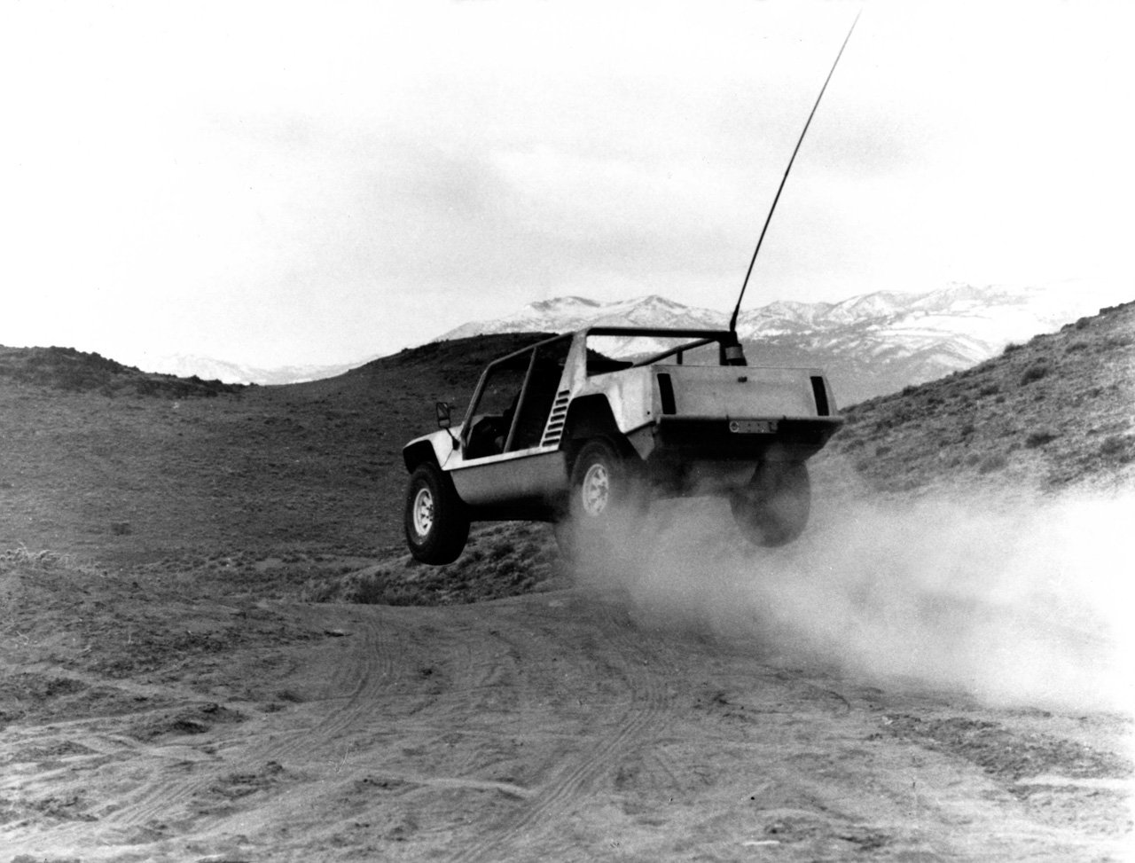 По легенде, после эффектного прыжка Ламбо выбыл из игры. Но на самом деле всё обстояло куда проще. В ходе испытаний обе фирмы отказались от среднемоторной компоновки из-за которой передняя ось оказалась недогруженной.