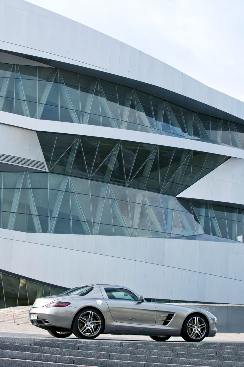 Mercedes-Benz SLS AMG (2010): Крыло чайки