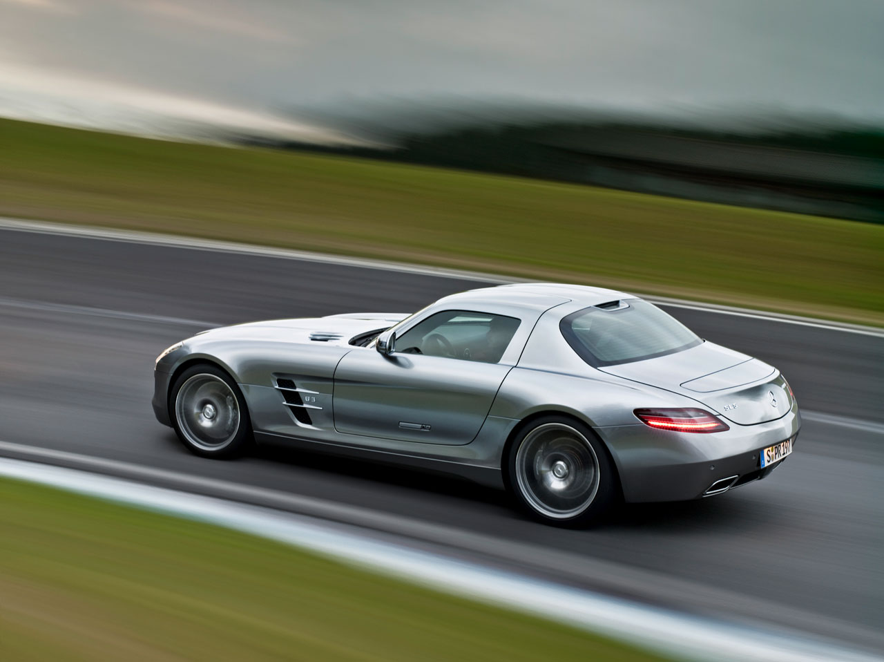 Mercedes-Benz SLS AMG (2010): Крыло чайки