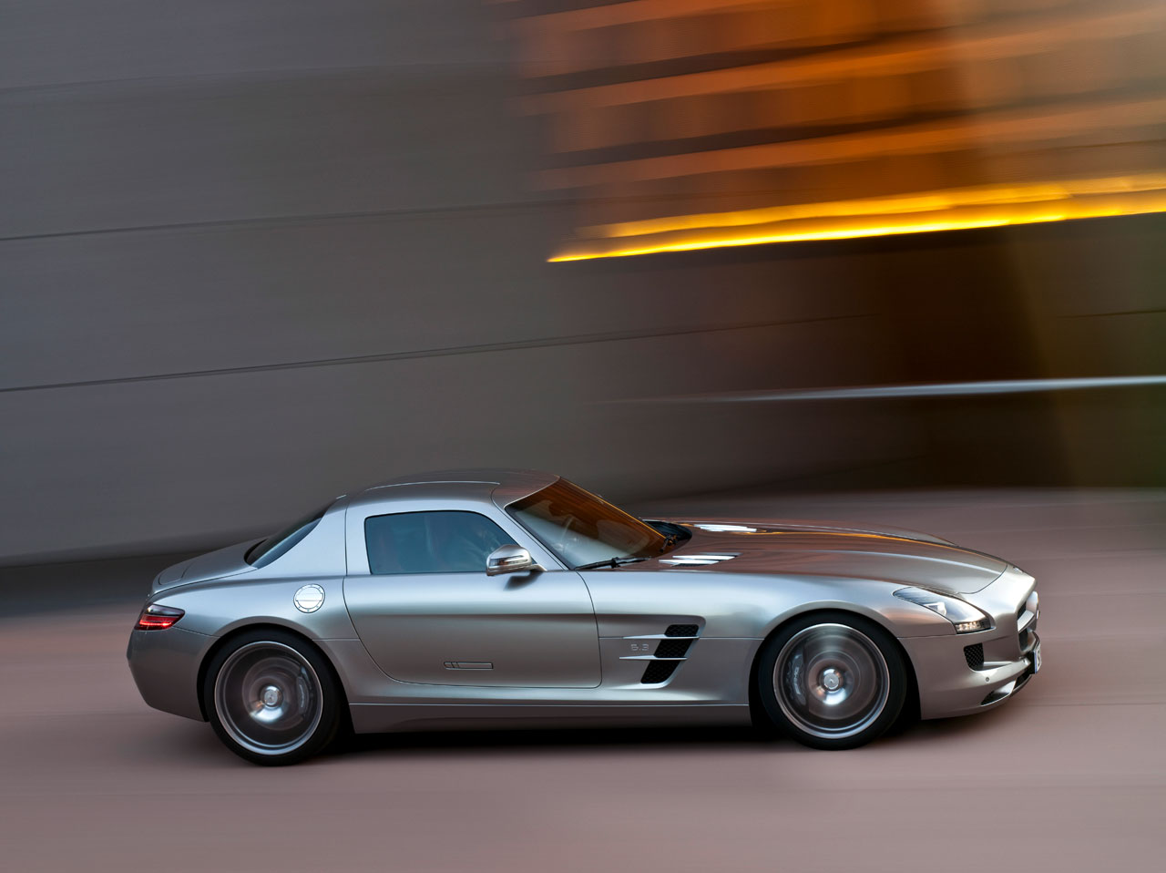 Mercedes-Benz SLS AMG (2010): Крыло чайки