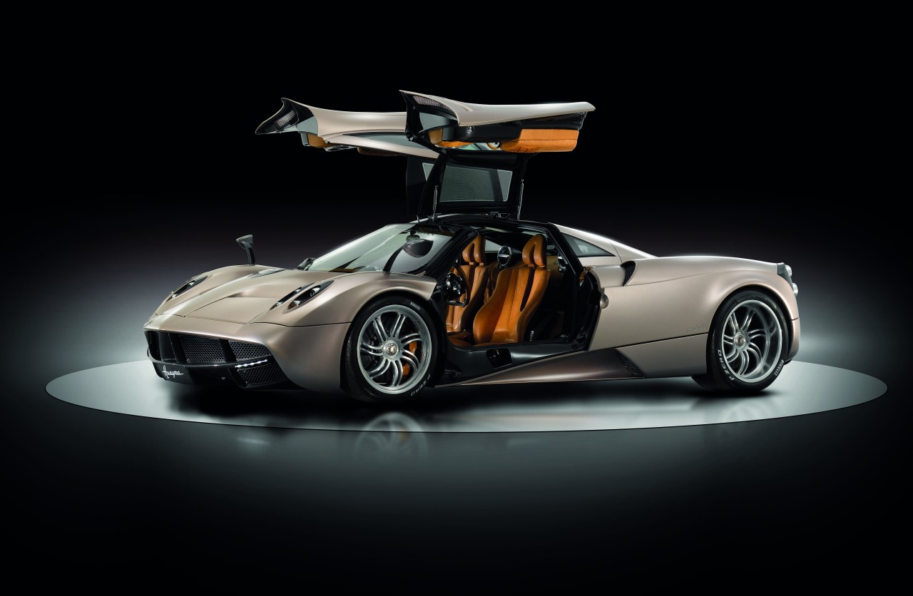 Новый для Pagani механизм открывания дверей.