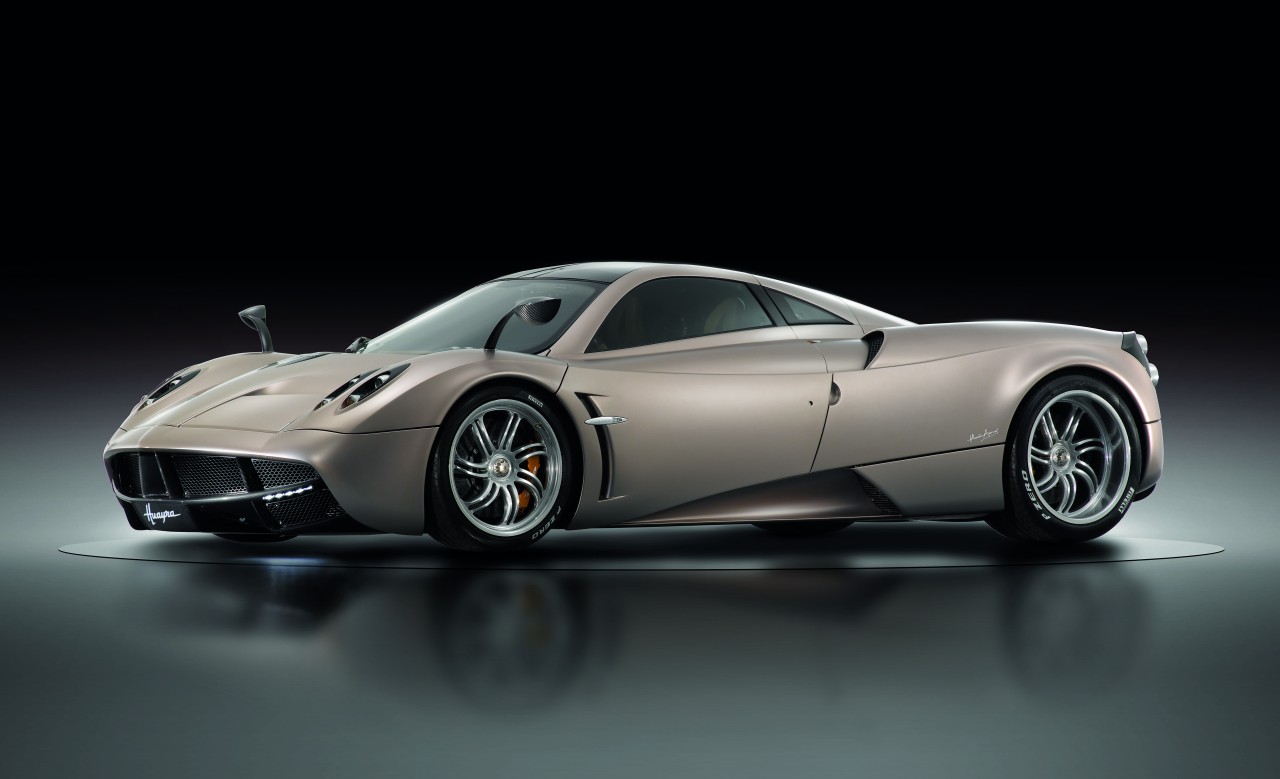Huayra на фоне мега-эксцентричной Zonda выглядит несколько банально, шаблонно.