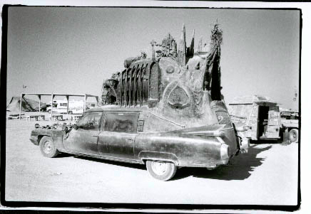 Carthedral by Rebecca Caldwell (2000): Готический собор на колесах