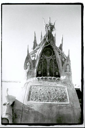 Carthedral by Rebecca Caldwell (2000): Готический собор на колесах