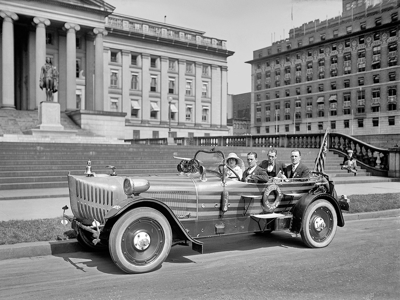 Budweiser Land Cruiser (1924): Budmobile