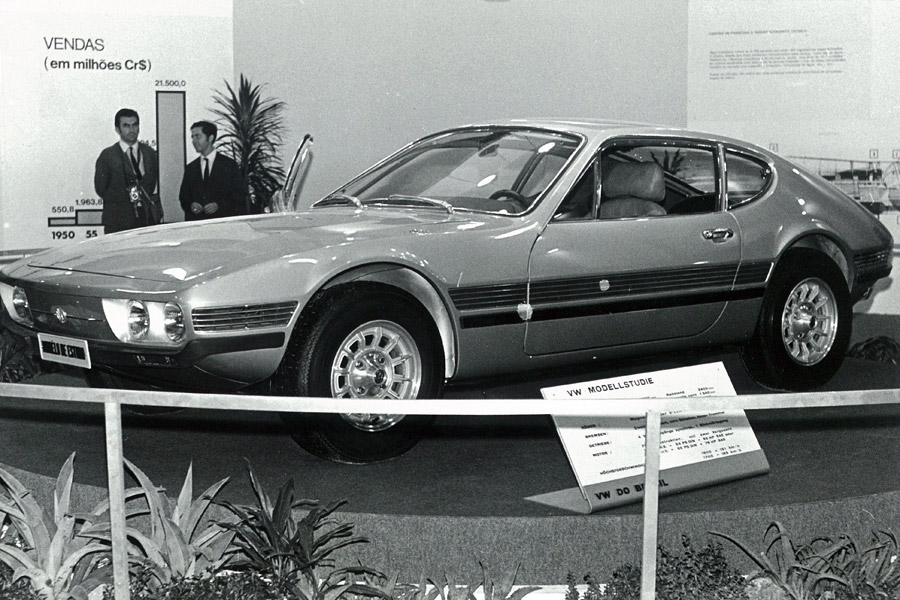 A low and dynamically designed sports coupé that hugs the ground, with large wheels, a long front and distinctive double headlights.