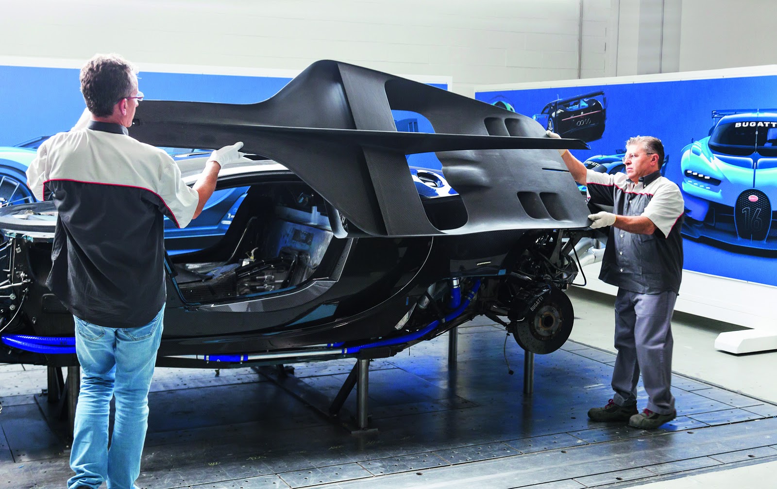 Bugatti Vision Gran Turismo (2015) - The NACA air intake is fitted onto the roof of the show car