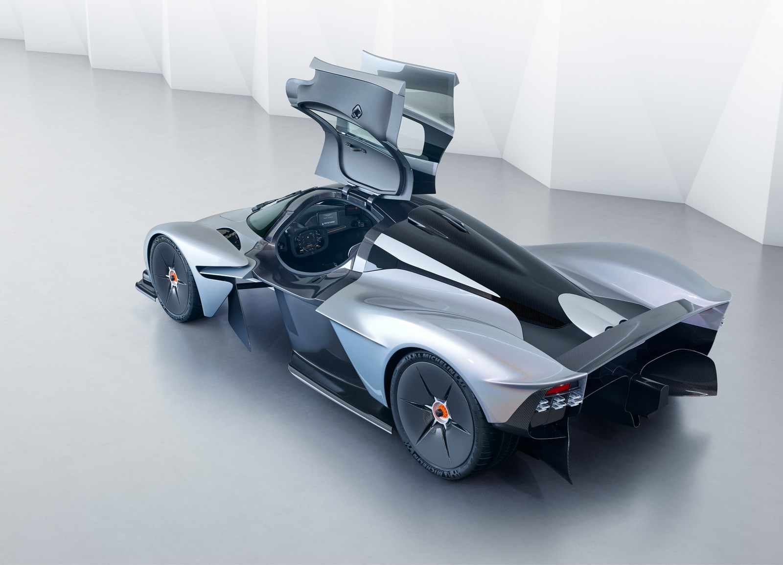 Гиперкар Aston Martin Valkyrie