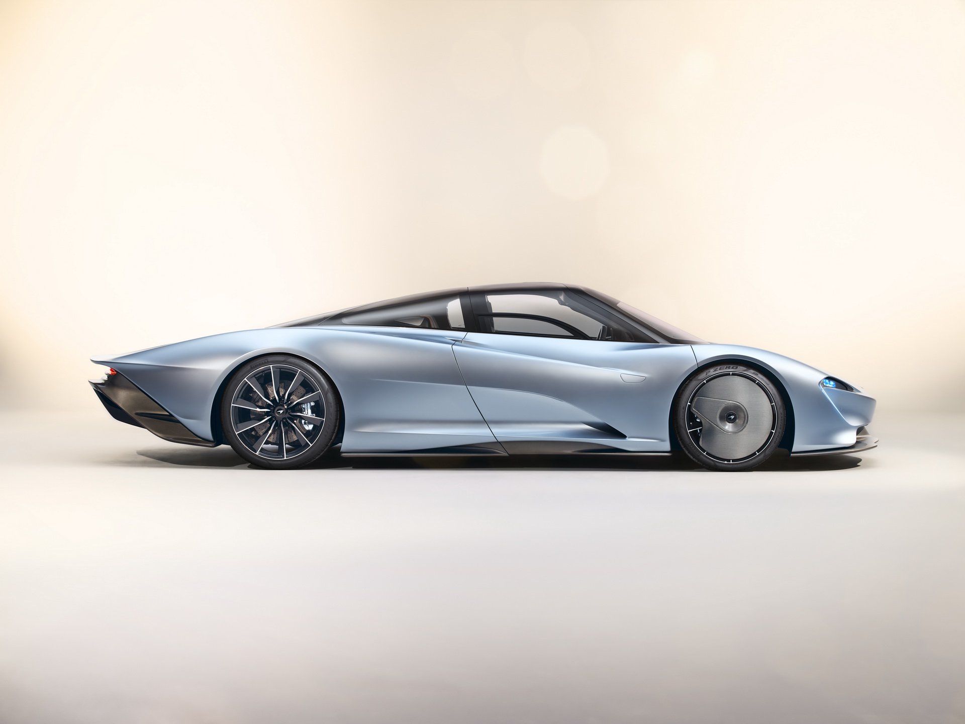 McLaren Speedtail (2018) - Для гиперкара предусмотрен режим максимальной скорости Velocity. В нём машина приседает на 35 миллиметров, а силовая установка начинает работать с полной отдачей.