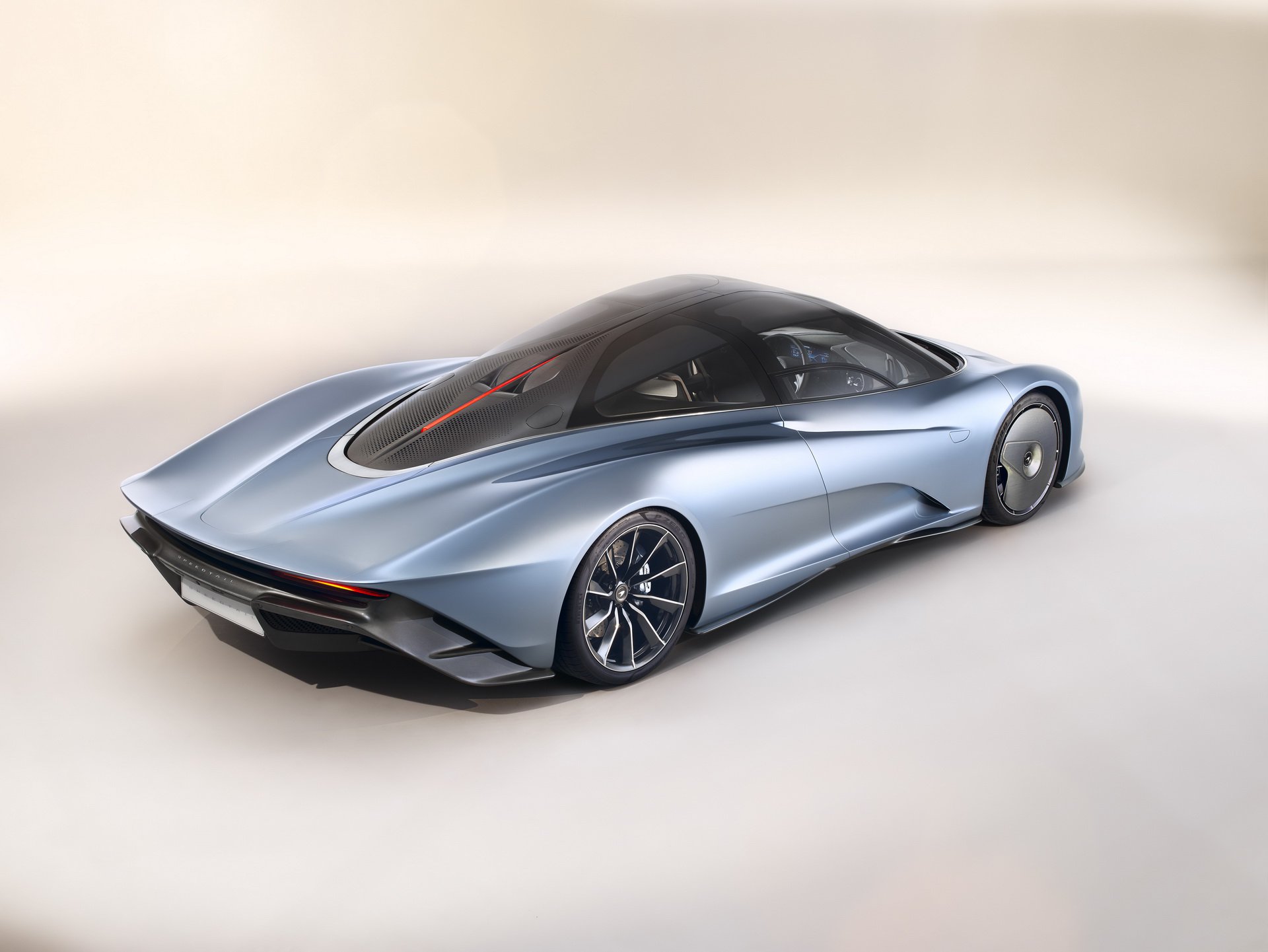 McLaren Speedtail (2018) - Турбулентность в колесных арках McLaren Speedtail призваны снизить вентиляционные отверстия в нижней части дверей и вертикальные лезвия за кромкой задних крыльев. Воздух для охлаждения силовой установки поступает в моторный отсек через два воздухозаборника, расположенных сразу за стеклянным куполом кабины и разделенных стоп-сигналом.