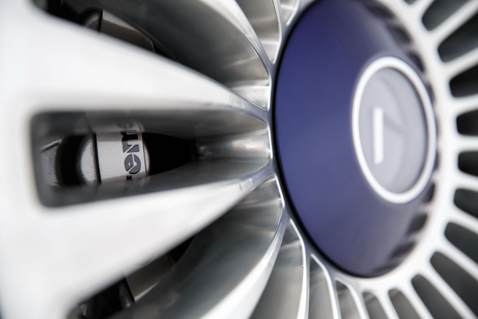 Aznom Palladium by Camal Studio (2020): All-Terrain Luxury Sedan