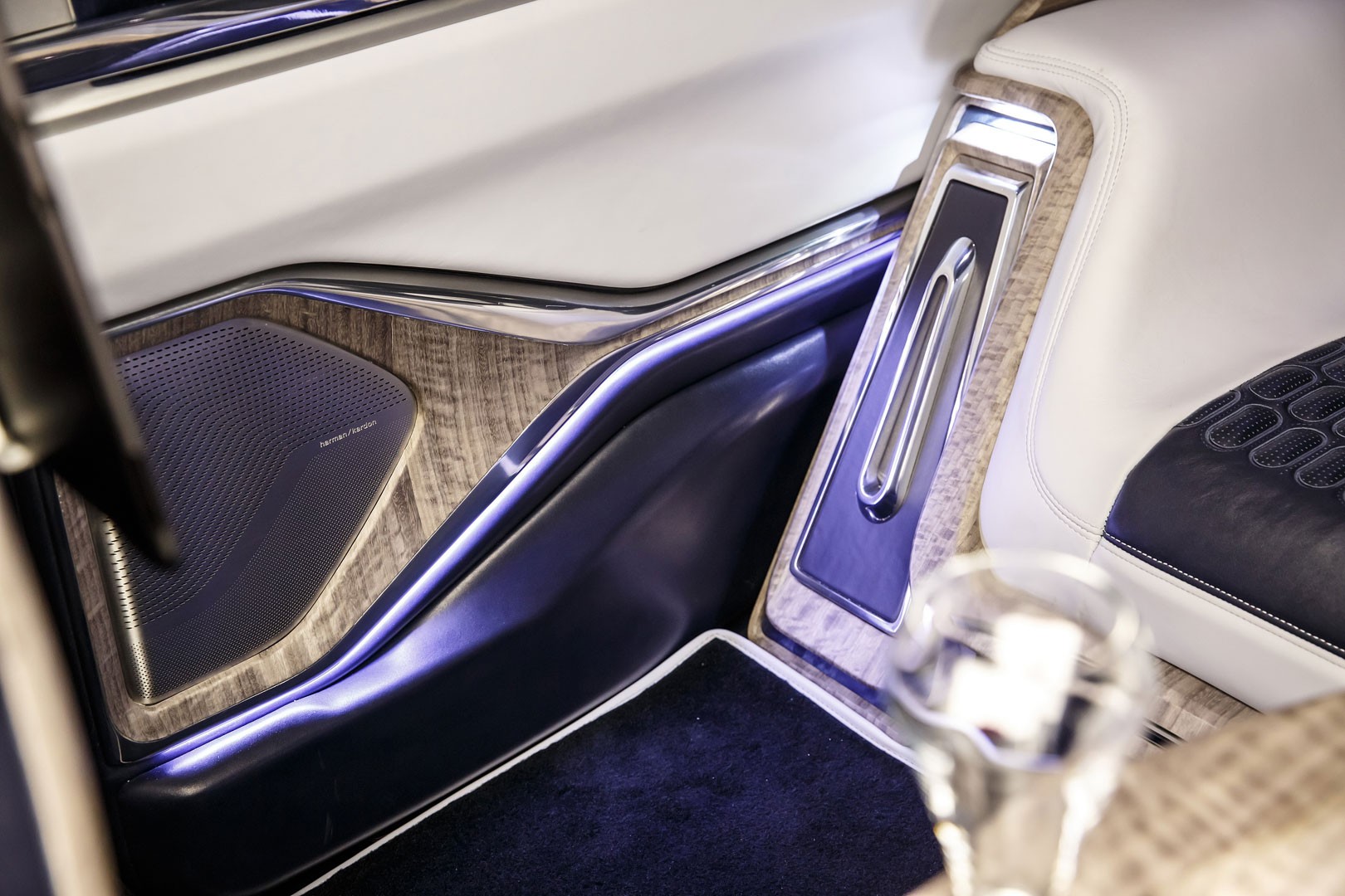 Aznom Palladium by Camal Studio (2020): All-Terrain Luxury Sedan