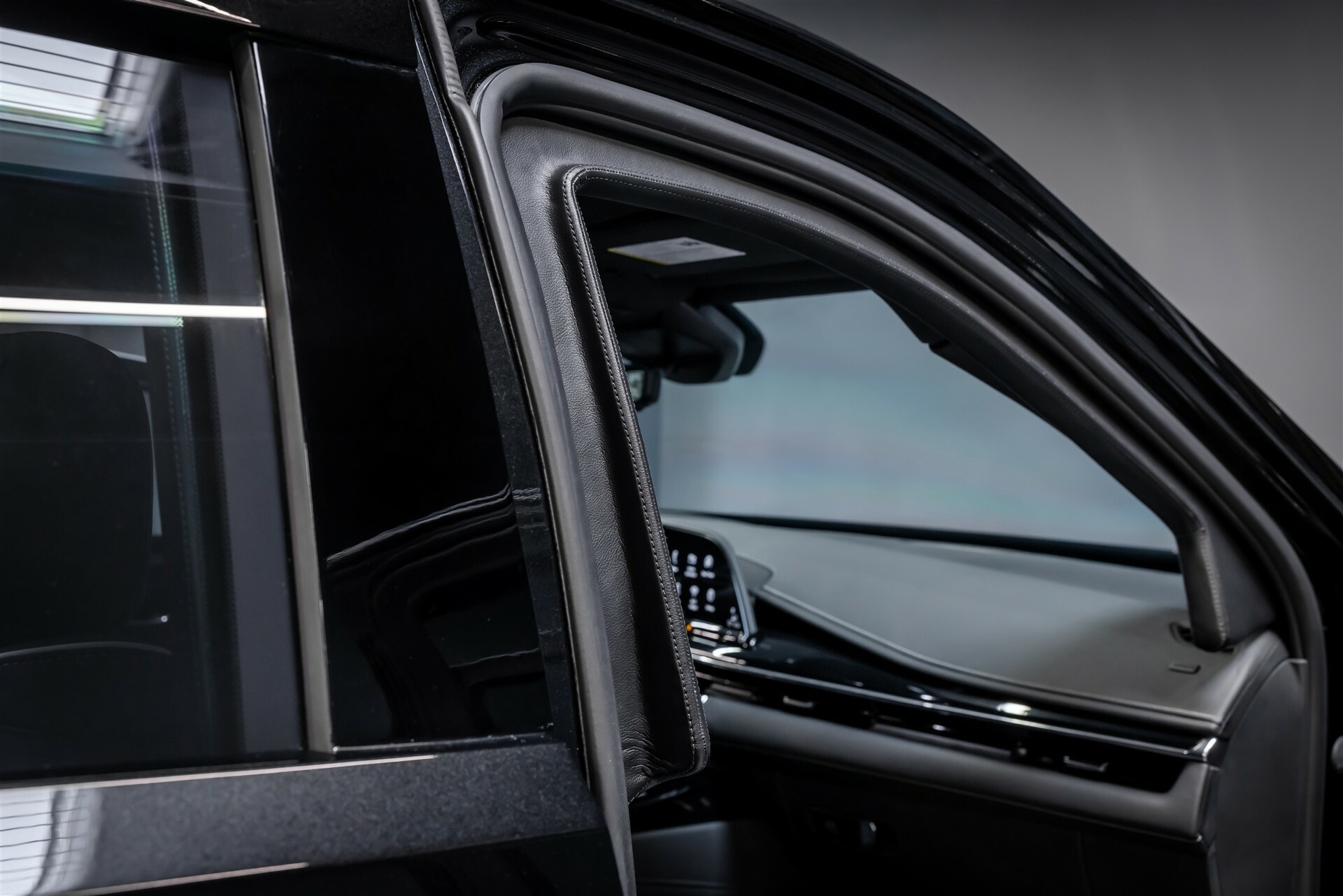 Rezvani Arsenal (2024): Armored SUV based on the Cadillac Escalade