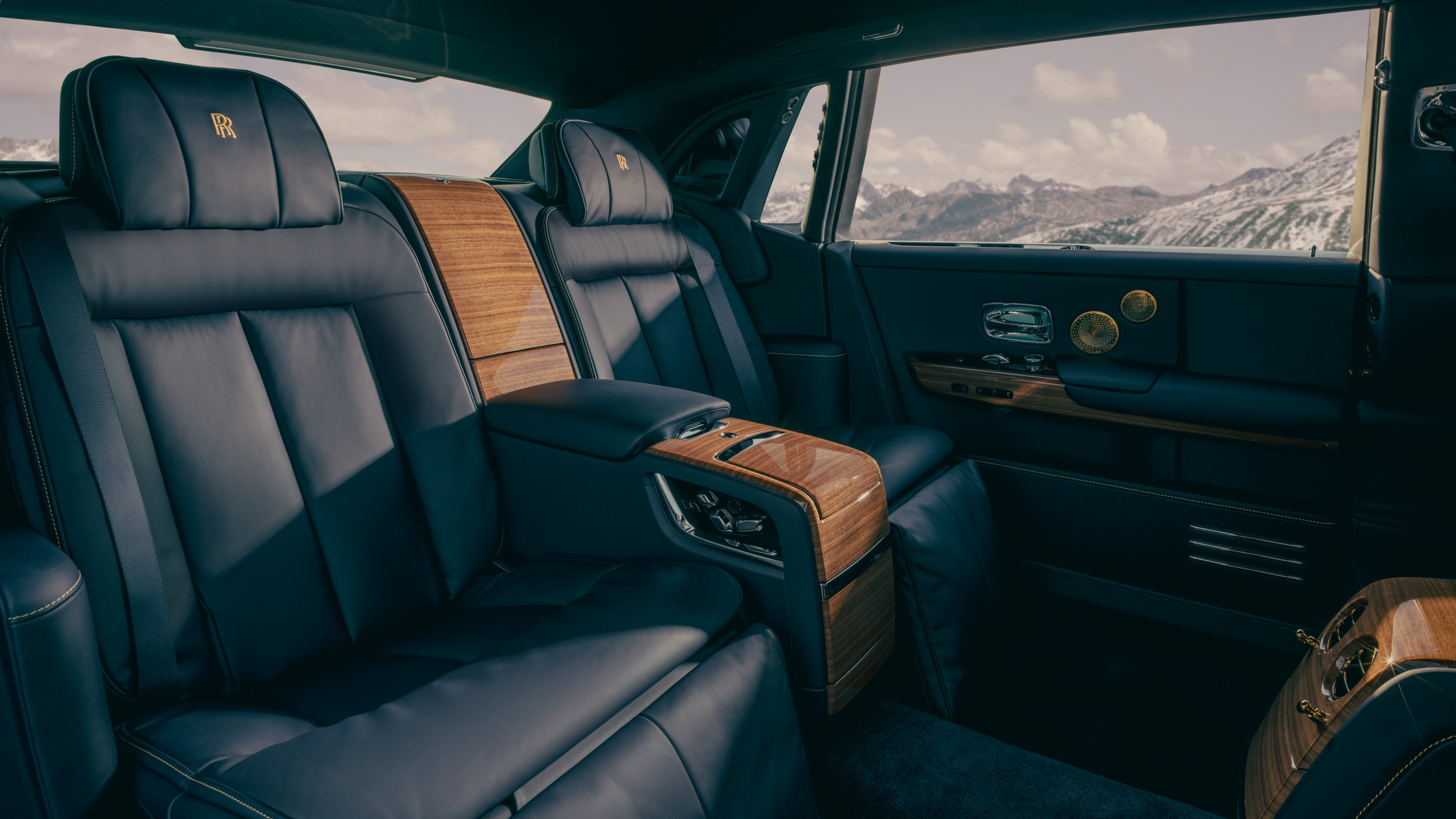 Rolls-Royce Phantom ‘Goldfinger’ (2024) – Interior