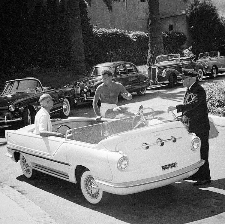 Fiat 600 Multipla Torpedo Marina (Boano), 1956 – Gianni Agnelli (in swimming shorts) with a friend near his Riviera home, Monte Carlo 1958